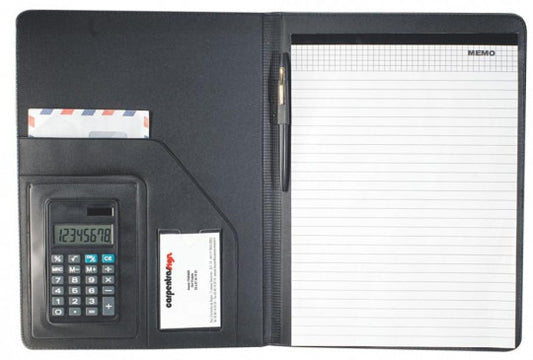 Conférencier noir avec calculatrice solaire et bloc A4